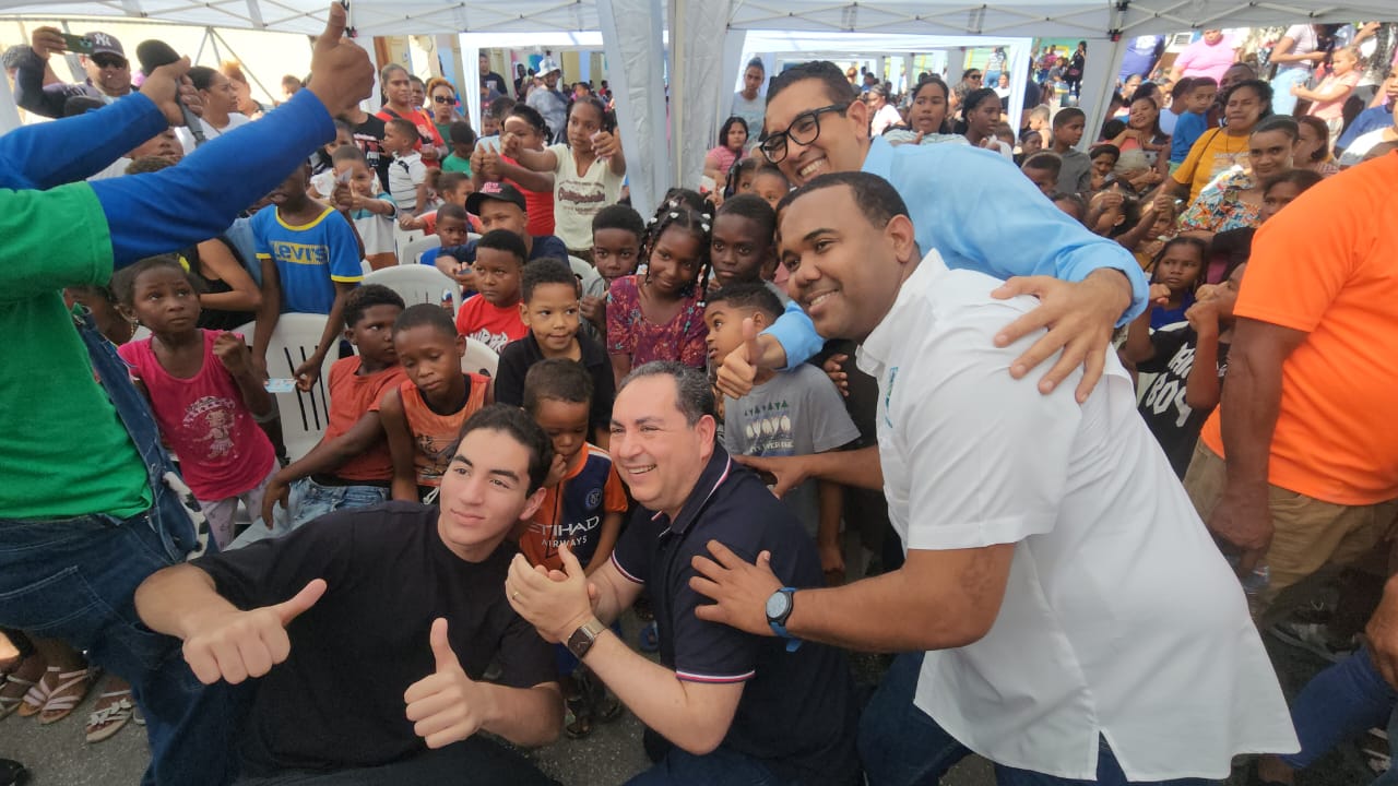 Fundación Andrés Lama, Alcaldía de Neiba y Oficina Senatorial Bahoruco encabezan entrega de juguetes a cientos de niños del municipio de Neiba.