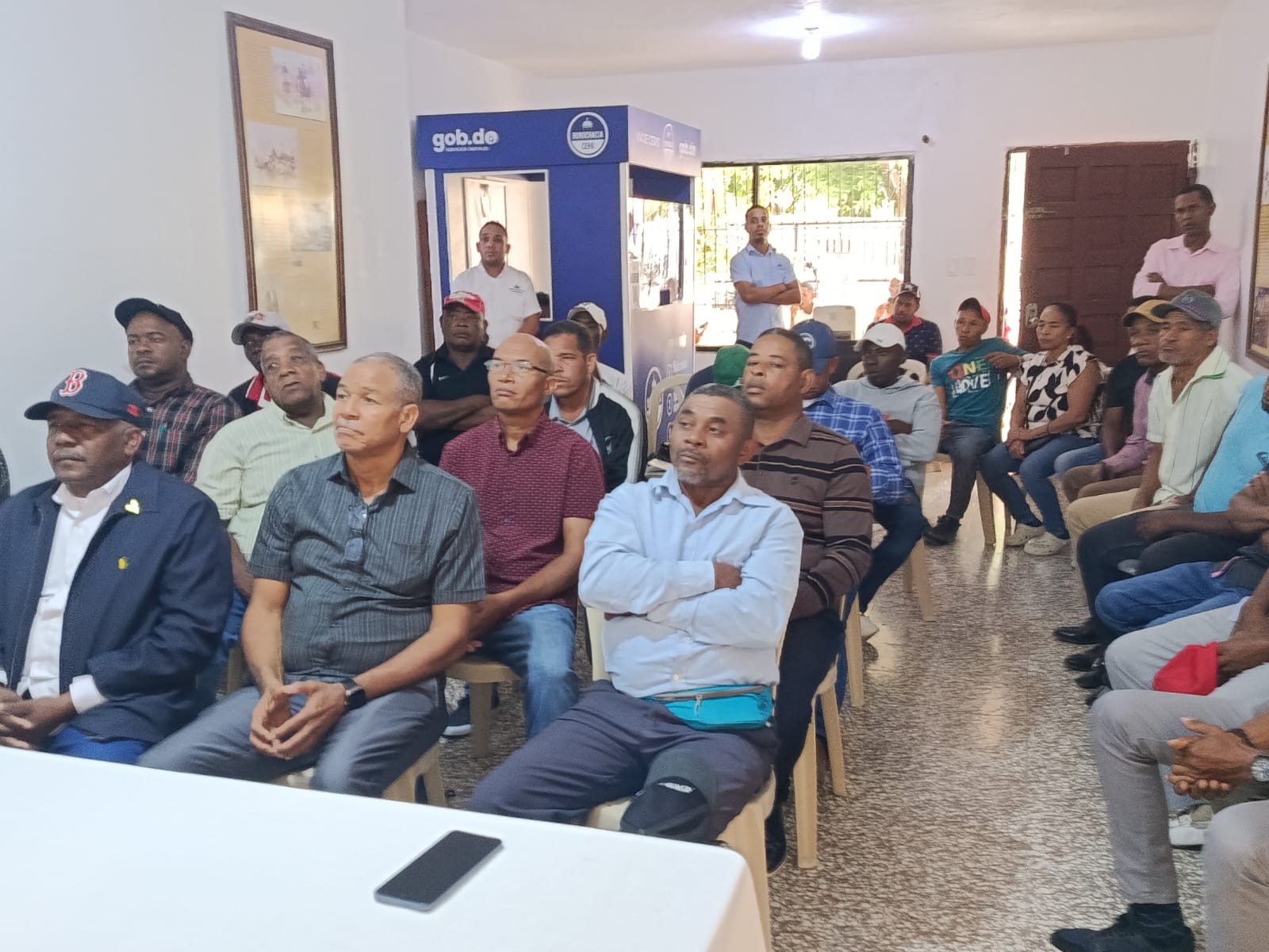 Autoridades y agricultores de Bahoruco acuerdan mejorar accesos a zonas productivas de la Sierra de Neiba.