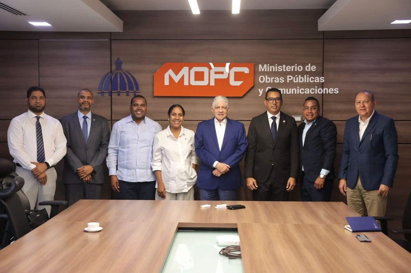 Comisión de la provincia Bahoruco visita al ministro de Obras Públicas, Eduardo Estrella
