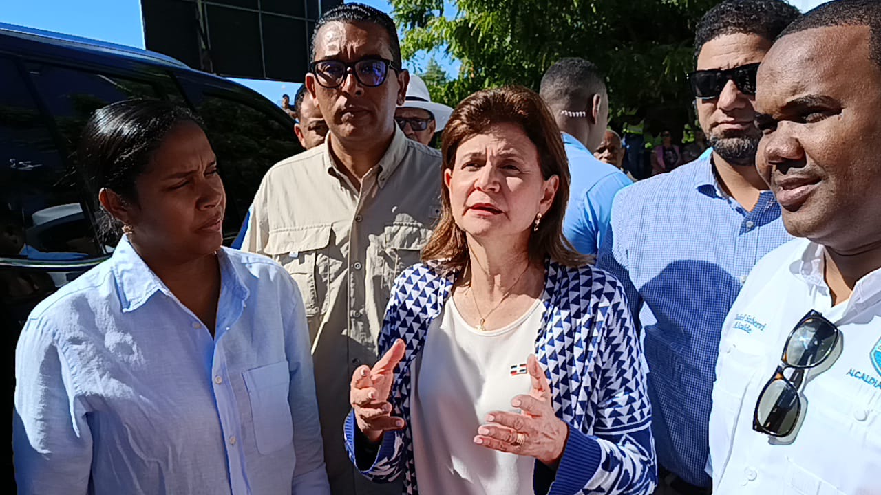 Vicepresidenta dice acelerará ejecución de obras tras visitar zonas afectadas por lluvias en Neiba